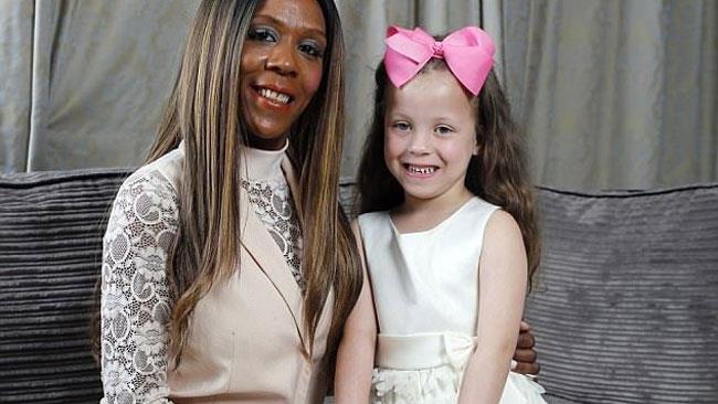Donna di colore partorisce bimba bianca con occhi azzurri: 'non è mia' Madre e figlia insieme