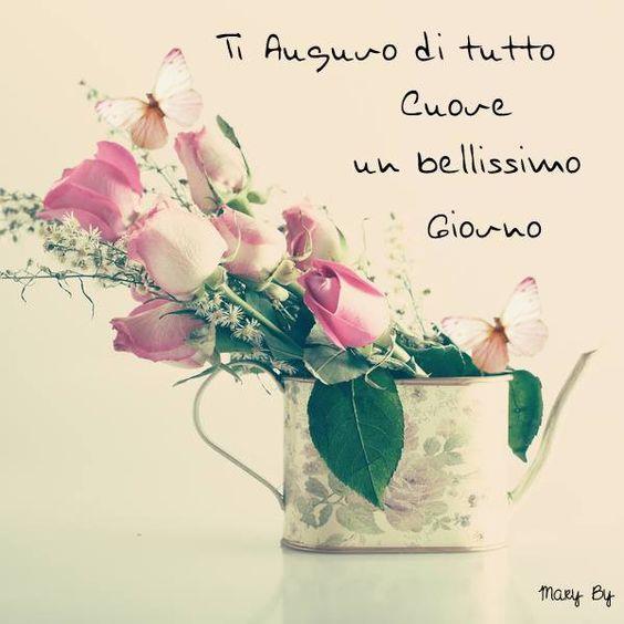 Un vaso con delle rose - Fiori, le più belle immagini per il buongiorno, buonanotte e buon compleanno