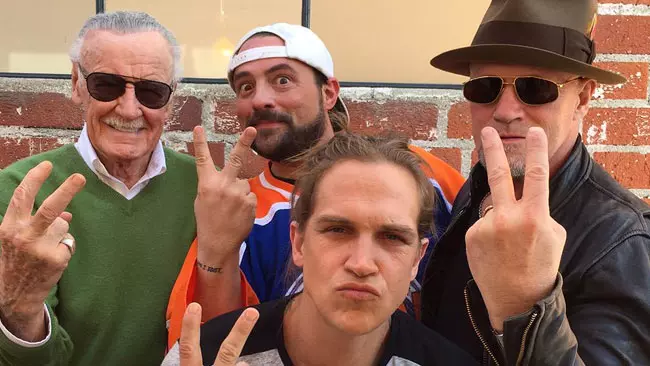 Il sequel di Mallrats, intitolato MallBrats, inizia le riprese a gennaio 2016! Mallrats 2 e il suo cast, Stan Lee, Jason Lee, Michael Rooker
