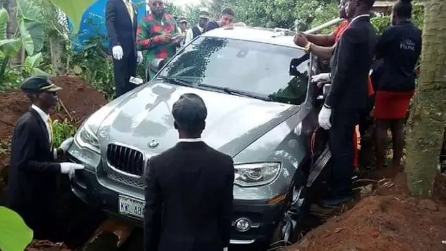 bmw-suv Foto del funerale, in cui si può chiaramente vedere la macchina utilizzata come bara.
