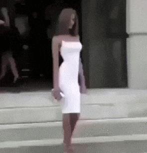 Una nodella con un vestito troppo stretto - Immagini divertenti per WhatsApp da scaricare gratis