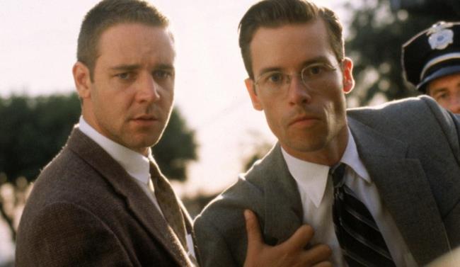Due dei protagonisti di L.A. Confidential Russel Crowe e Guy Pearce in L.A. Confidential