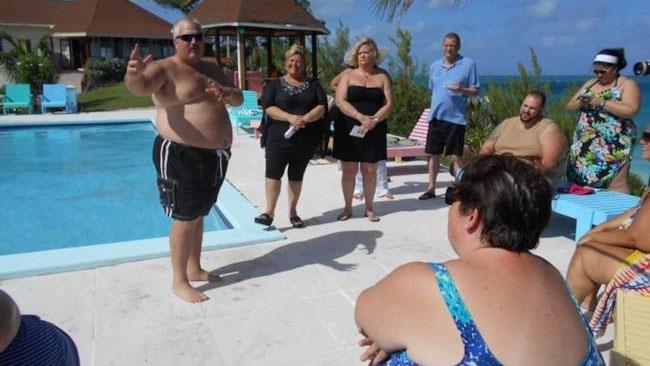 Il primo resort su misura per clienti sovrappeso Alcuni clienti del resort conversano fra loro
