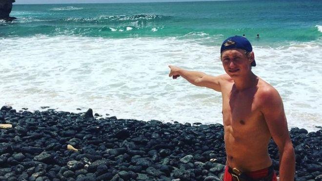 Dylan indica il punto del mare in cui è stato morso dallo squalo
