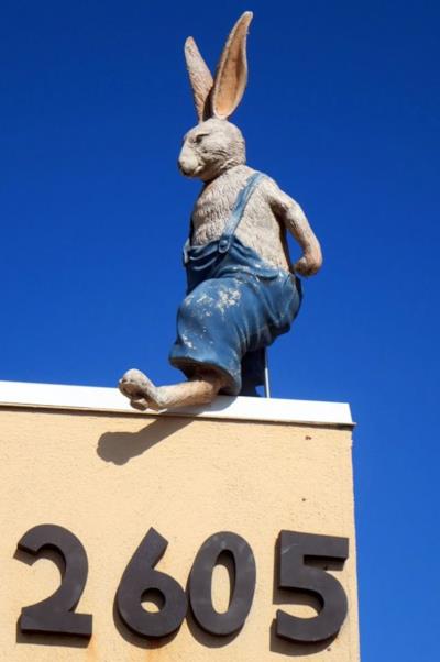 Una delle statue presenti al museo dei conigli