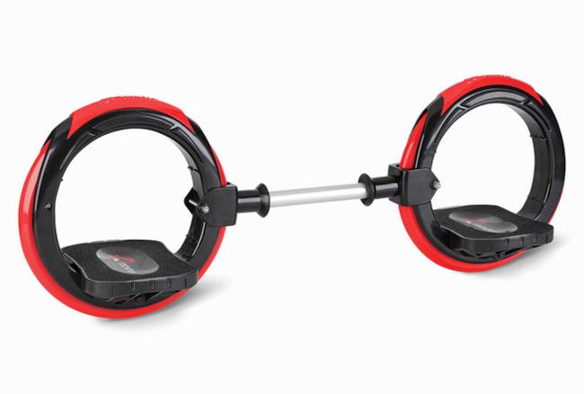 Lo skateboard circolare con l'asta che connette le due ruote