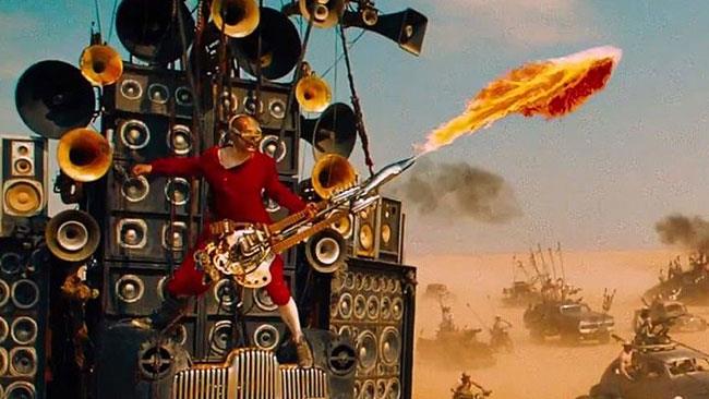 La chitarra lanciafiamme di Mad Max: Fury Road funzionava davvero Doof Warrior in Mad Max: Fury Road
