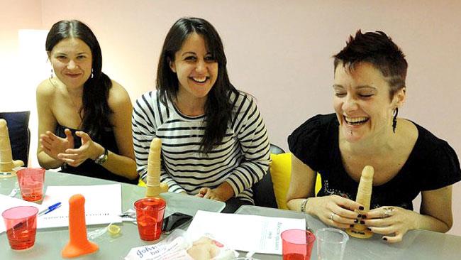 La Scuola del Sesso di Mosca offre corsi sul sesso orale (e molto altro) Le partecipanti al corso sul sesso orale di Mosca