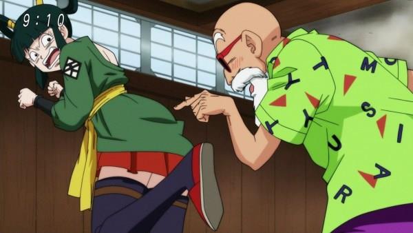 Il Maestro Tartaruga tocca il corpo di una giovane guerriera in Dragon Ball Super.