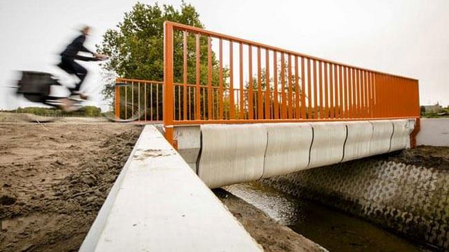 Ecco il ponte costruito da una stampante tridimensionale Il Olanda è stato costruito un ponte con una stampante 3D