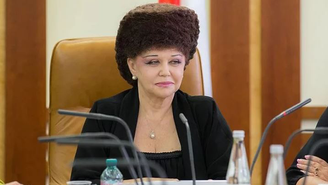 Valentina Petrenko, la politica russa dall'acconciatura bizzarra La senatrice russa sfoggia orgogliosamente la sua chioma