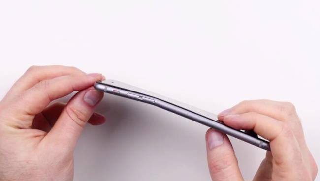 I primi utenti di iPhone 6 Plus riportano che il telefono si piega un po' troppo facilmente iPhone 6 Plus piegato