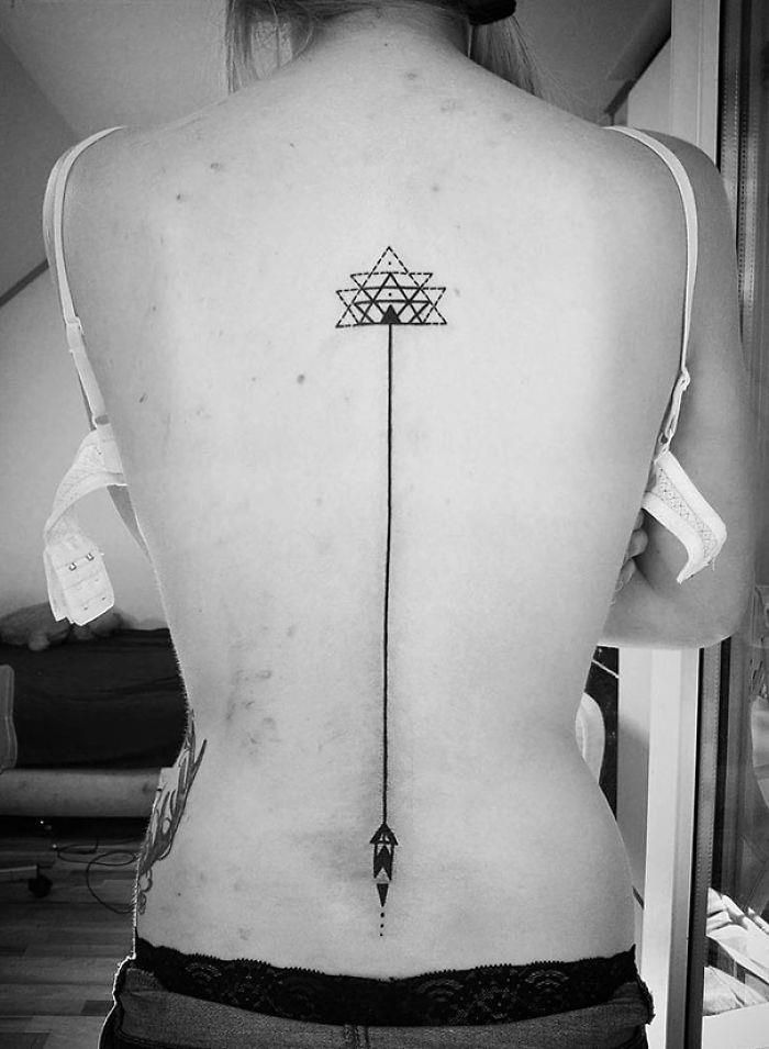 Un tatuaggio astratto per la schiena - Tatuaggi per la spina dorsale, i più belli per la tua schiena