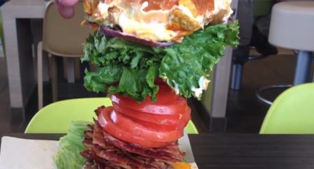 L'hamburger più grande ordinabile da McDonals's è questo! l'hamburger più grande che si può avere da McDonald's
