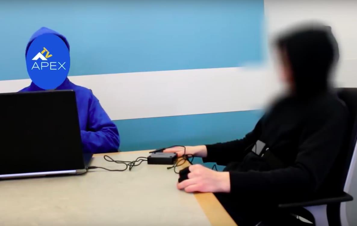 Due ragazzi, uno collegato alla macchina della verità e l'altro che lo interroga