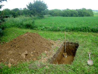 Una fossa in un cimitero