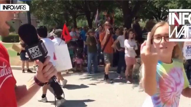 Ragazzina umilia giornalista e l'internet impazzisce per lei La ragazzina in azione
