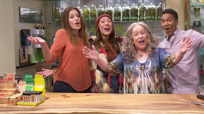 I protagonisti della serie TV Una scena tratta da Disjointed