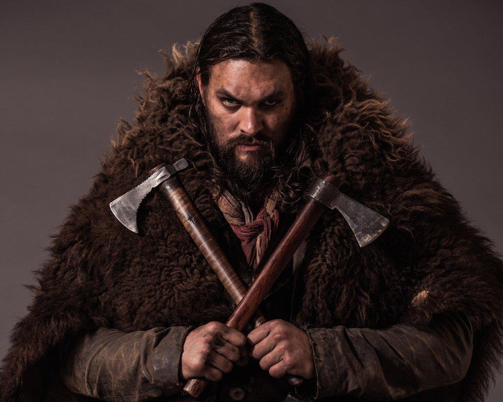 Jason Momoa con due asce