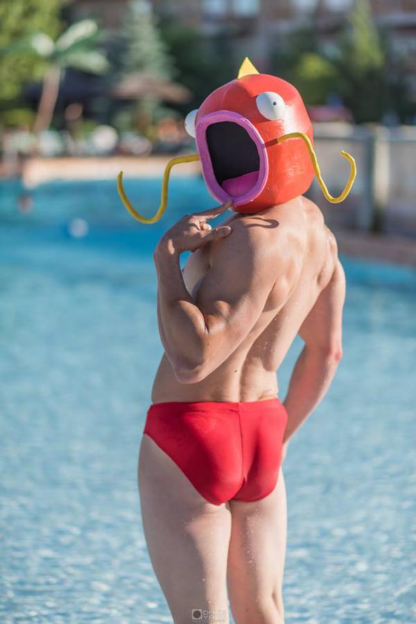 Bro Magikarp in piscina mostra il suo lato B