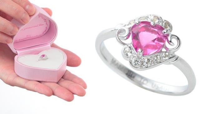 L'anello nuziale di Sailor Moon La foto dell'anello nuziale