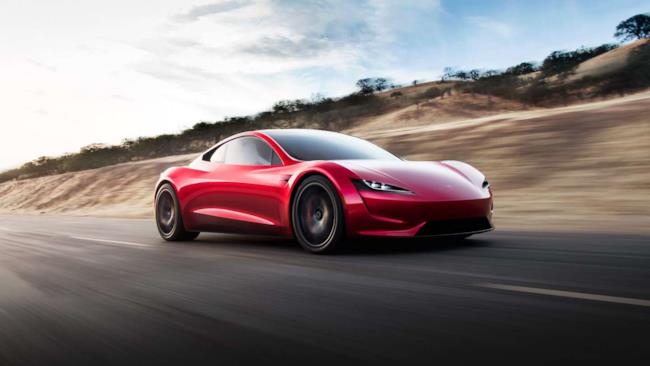 Tesla Roadster 2 generazione Una Tesla Roadster che sfreccia sulla strada