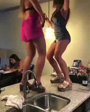 Una ragazza cade mentre balla - Le GIF più divertenti da scaricare e condividere su Facebook e WhatsApp