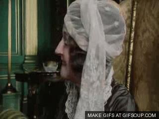 GIF di sorriso che diventa sguardo serio