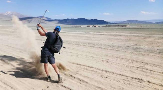 Uomo impiega 82 giorni e 20mila tiri per centrare una buca a golf Adam Rolston in azione