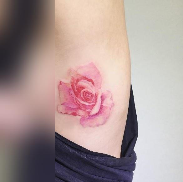 Una rosa tatuata - Tatuaggi acquarello, alcune fantastiche idee per i tuoi lavori