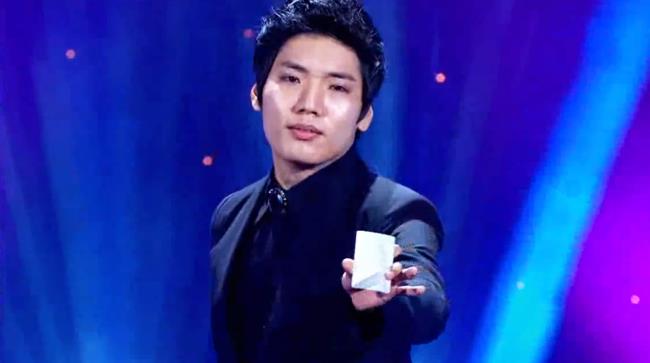 Il ragazzo prestigiatore più bravo del mondo Il giovane illusionista che ha conquistato il mondo con le sue magie