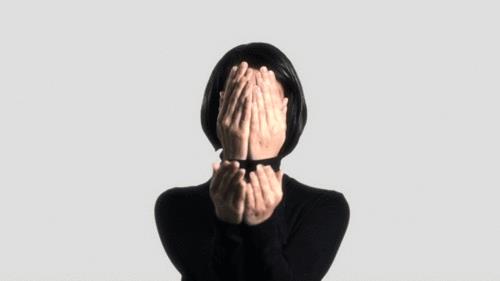 Una gif con un facepalm infinito - GIF di reazione ai commenti, le più divertenti da usare su Whatsapp e Facebook