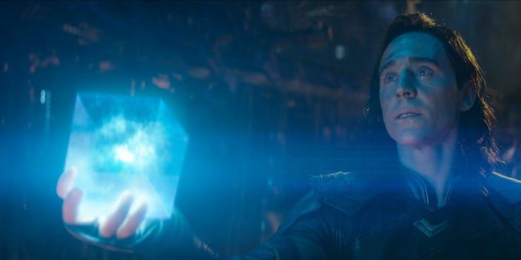 Loki ha in mano il Tesseract prima di morire in Infinity War