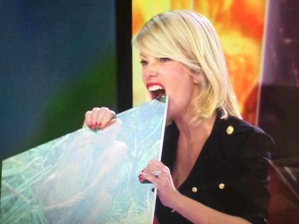 Alessia Marcuzzi dà un morso al ritratto Laguna Blu