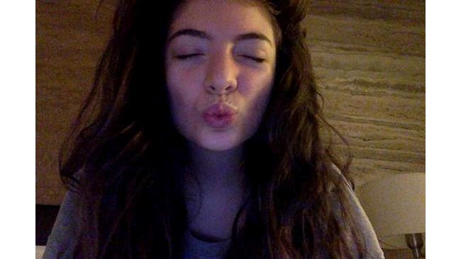 Lorde manda un bacio