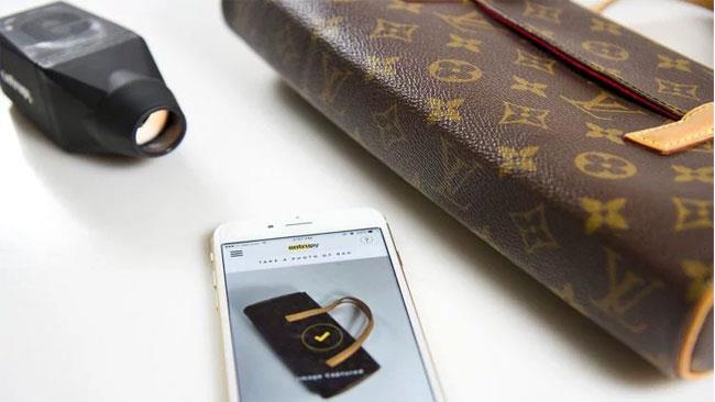 Entrupy, lo scanner portatile che rileva la merce falsa Entrupy all'opera