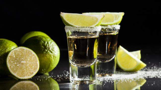 Tequila, sale e limone Uno shot di tequila