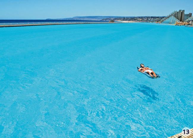 Uomo su materassino in piscina