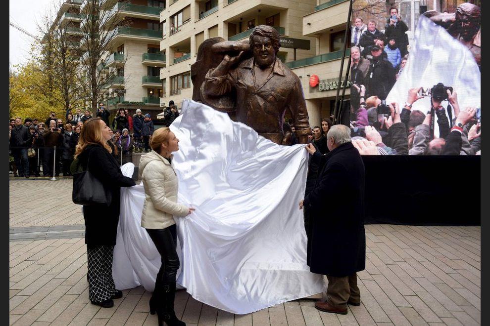 La statua posta nella piazza.