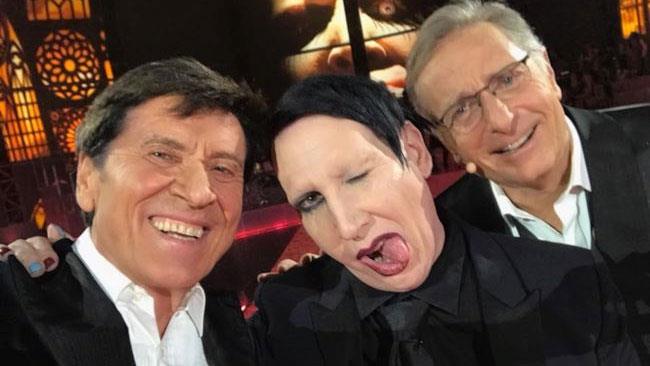 Marilyn Manson, Morandi e Bonolis si concedono un selfie assurdo Morandi, Manson e Bonolis si concedono un selfie