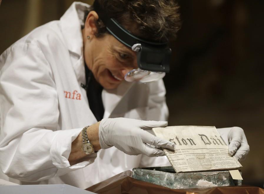 La capsula del tempo di Boston mentre viene aperta