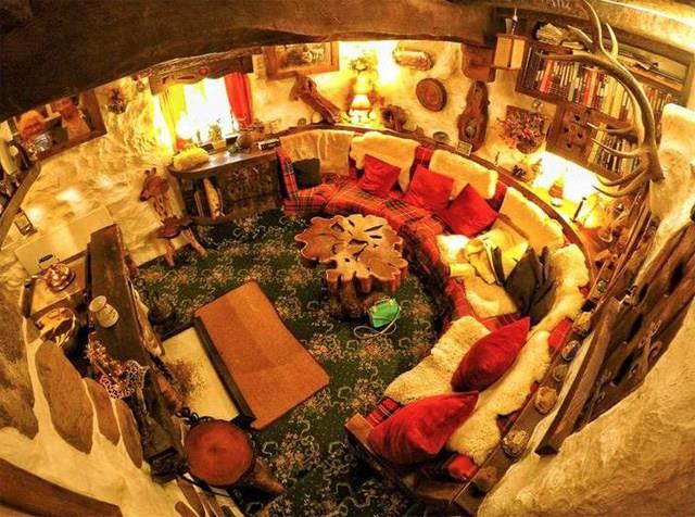 L'interno della casa dello Hobbit, soggiorno e cucina