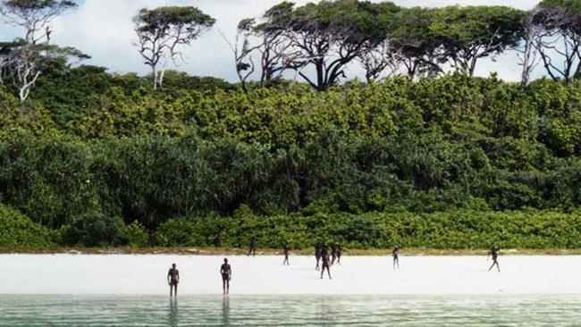 L'isola dei sentinelesi, dove qualunque straniero viene massacrato Alcuni sentinelesi pronti a massacrare qualsiasi visitatore
