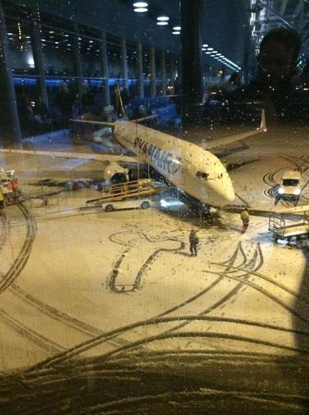 La foto virale del pene disegnato dai dipendenti di Ryanair