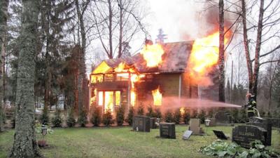 Una casa in fiamme