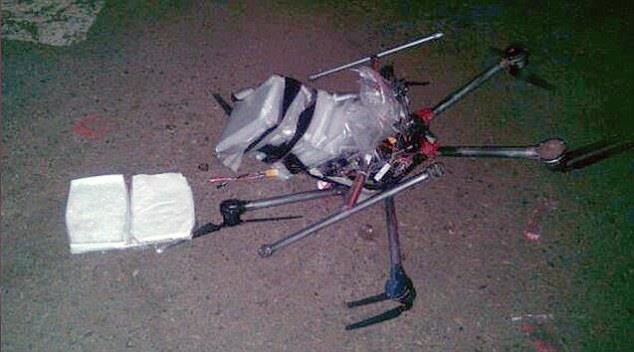 Il drone che portava un carico di metanfetamina non ha passato il confine fra USA e Messico Drone con il carico di metanfetamina schiantato al suolo