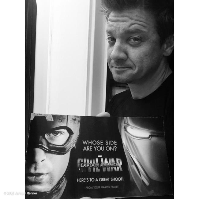 Jeremy Renner con la prima artwork di Civil War che mette a confronto Capitan America e Iron Man