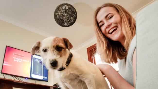 'I cani ubbidiscono di più alle donne', lo dice la scienza Una donna e il suo cane