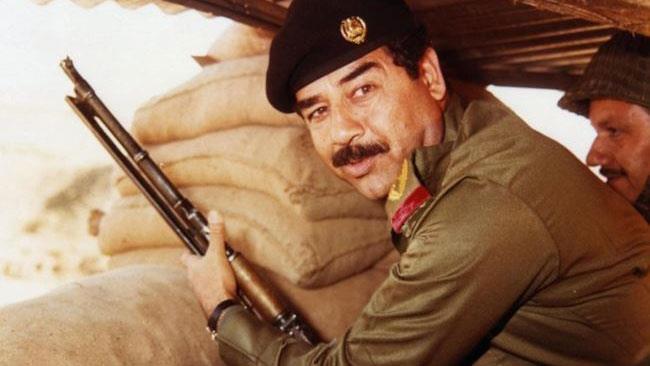 Saddam Hussein era un romantico e il suo romanzo d'amore è su Amazon Saddam Hussein con un fucile