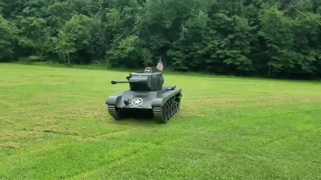 Il carrarmato in miniatura in azione